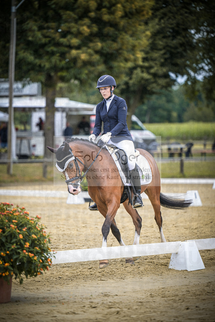 DOS_9697 | Entdecke hochwertige Reitturnierfotos von Foto Oger. Professionell, emotional und authentisch – jetzt Lieblingsmomente im Shop bestellen.Deutschlandweite Turnierfotografie. - Realisiert mit Pictrs.com