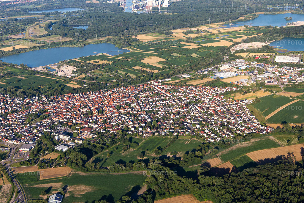 Luftbild: Ortsansicht von Westen in Hagenbach im Bundesland Rheinland-Pfalz in Deutschland. Foto: IMG_141875.jpg vom 28.06.2024 durch Werner Riehm/FLY-FOTO.de