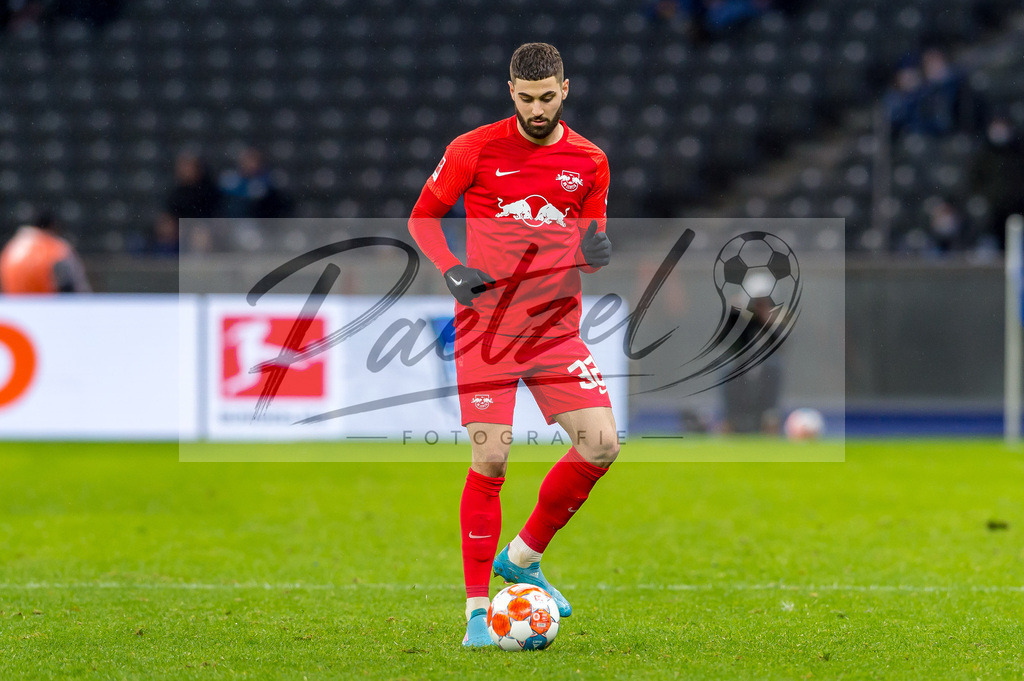 BSCRBL20220220_232 | Fussball, Herren: Josko Gvardiol (RB Leipzig) in Aktion, am Ball, Einzelaktion bei dem Spiel der 1. Bundesliga zwischen Hertha BSC und RB Leipzig im Olypiastadion am 20.02.2022 in Berlin, Deutschland.DFB / DFL REGULATIONS PROHIBIT ANY USE OF PHOTOGRAPHS AS IMAGE SEQUENCES AND/OR QUASI-VIDEO. - Realisiert mit Pictrs.com