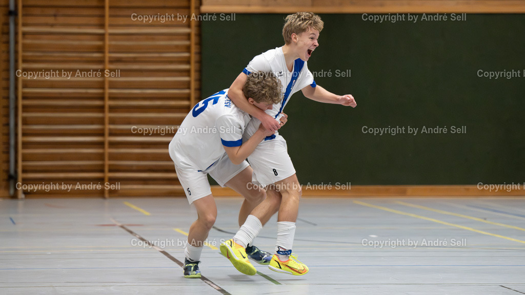 20250118_7460 | 21. A-Jugend-Turnier des VfR Neumünster um den KulturLokschuppen-Pokal 2025, Finale - Niendorfer TSV (weiss) vs. JFV A/O/B/H/H U19 (schwarz), Jubel über den entscheidenden Finaltreffer bei Jesse Petri (Niendorf #15) &amp; Janosch Obertreis (Niendorf #8) - Realisiert mit Pictrs.com