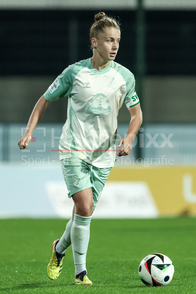 Fussball, Google Pixel Frauen-Bundesliga, RB Leipzig - SV Werder Bremen | v.li.: Michelle Ulbrich (SV Werder Bremen, 5) am Ball, Freisteller, Einzelbild, Ganzkörper, Aktion, Action, Spielszene, DIE DFB-RICHTLINIEN UNTERSAGEN JEGLICHE NUTZUNG VON FOTOS ALS SEQUENZBILDER UND/ODER VIDEOÄHNLICHE FOTOSTRECKEN. DFB REGULATIONS PROHIBIT ANY USE OF PHOTOGRAPHS AS IMAGE SEQUENCES AND/OR QUASI-VIDEO.