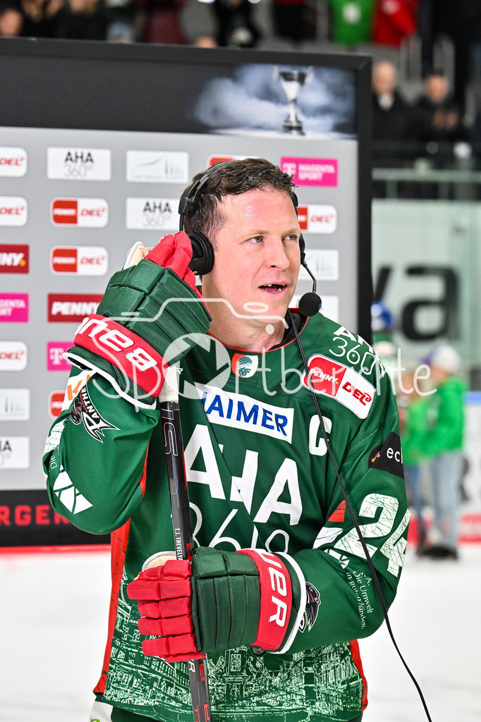 Augsburger Panther - Grizzlys Wolfsburg | AUGSBURG, GERMANY - 15. MARCH: im Bild T. J. TREVELYAN (Augsburger Panther 24) beim Interview mit MagentaSport / Einzelfoto / Freisteller nach dem Match zwischen den Augsburger Panthern und den Grizzlys Wolfsburg am 52. Spieltag der Penny DEL im Curt Frenzel Stadion