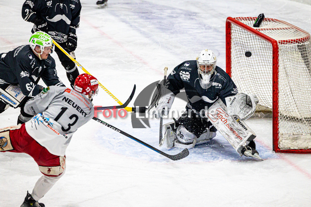 TSV Peißenberg MINERS gegen TEV Miesbach | Eishockey Bayernliga Herren Vorrunde 2024/25, TSV Peißenberg MINERS gegen TEV Miesbach, 20241201,Tor Christian NEUERT (TEVM 13),2024-12-01 in Peißenberg (Eisstadion Peißenberg)Christian NEUERT (TEVM 13), Hannes KIEFER (MINERS Goali 32), Maximilian MALZATZKI (MINERS 67)Copyright: WolfgangxLindner