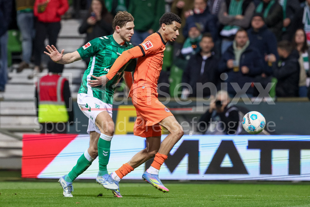 Fussball, Bundesliga, SV Werder Bremen - Eintracht Frankfurt | v.li.: Niklas Stark (SV Werder Bremen, 4) und Hugo Ekitike (Eintracht Frankfurt, 11) im Zweikampf, Duell, Dynamik, Aktion, Action, Spielszene, DIE DFL-RICHTLINIEN UNTERSAGEN JEGLICHE NUTZUNG VON FOTOS ALS SEQUENZBILDER UND/ODER VIDEOÄHNLICHE FOTOSTRECKEN. DFL REGULATIONS PROHIBIT ANY USE OF PHOTOGRAPHS AS IMAGE SEQUENCES AND/OR QUASI-VIDEO.