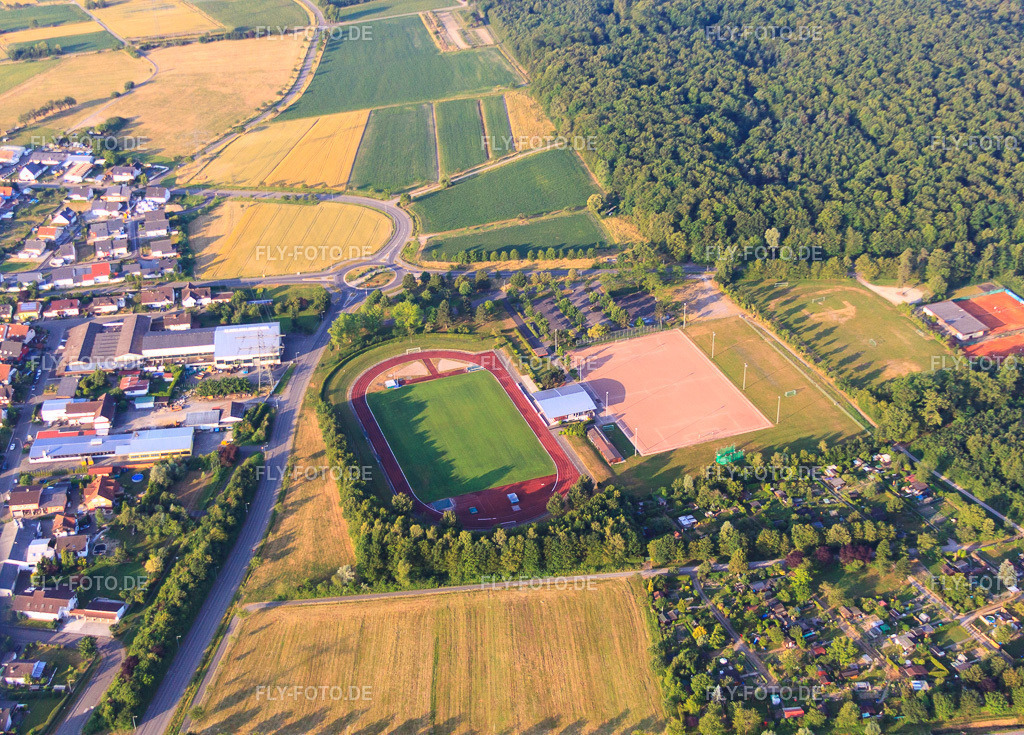 Waldstadion des FV Schutterwald 1927 e.V. http://www.fvschutterwald.de/ | Luftbild: Waldstadion des FV Schutterwald 1927 e.V. http://www.fvschutterwald.de/ in Schutterwald im Bundesland Baden-Württemberg in Deutschland. Foto: IMG_68073.jpg vom 19.06.2014 durch Werner Riehm/FLY-FOTO.de - Realisiert mit Pictrs.com