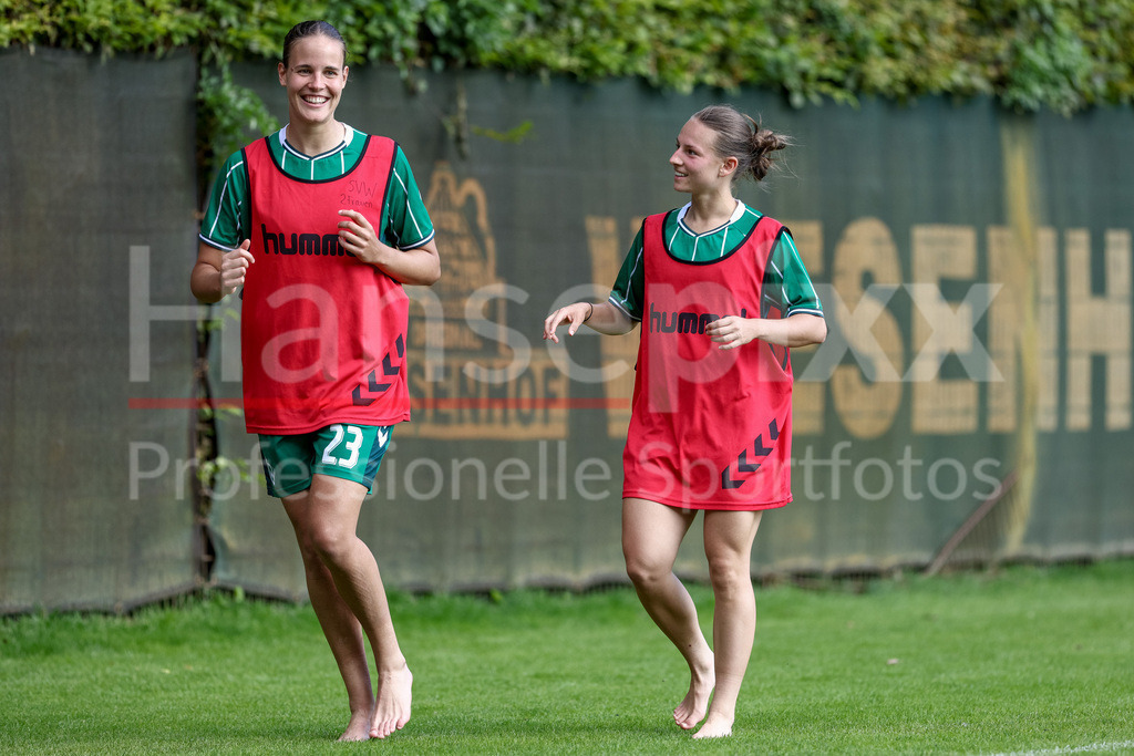 Fussball, Testspiel Frauen, SV Werder Bremen - SC Heerenveen | v.li.: Hanna Nemeth (SV Werder Bremen, 23) und Chiara D Angelo (SV Werder Bremen, 2) beim Auslaufen