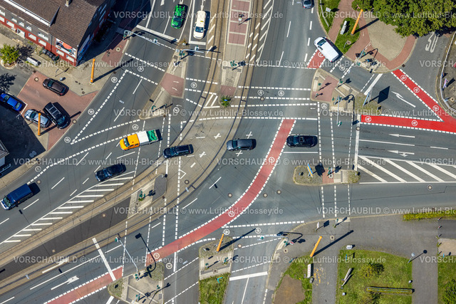 Bochum230802296 | Luftbild, Straßenkreuzung und Fahrbahnmarkierungen, Haltestelle Westpark und Radwege, Kruppwerke, Bochum, Ruhrgebiet, Nordrhein-Westfalen, Deutschland