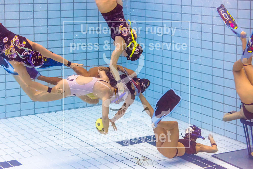 24. - 26.11.2023: Unterwasser-Rugby Champions Cup 2023  | Damen-Finale: Orcas (Kolumbien) in blau gegen TC Stuttgart (Deutschland) in weiß. Stefanie Nusser (weiß #6) verteidigt den Spielvall gegen 4 kolumbianische Spieler. - Realisiert mit Pictrs.com