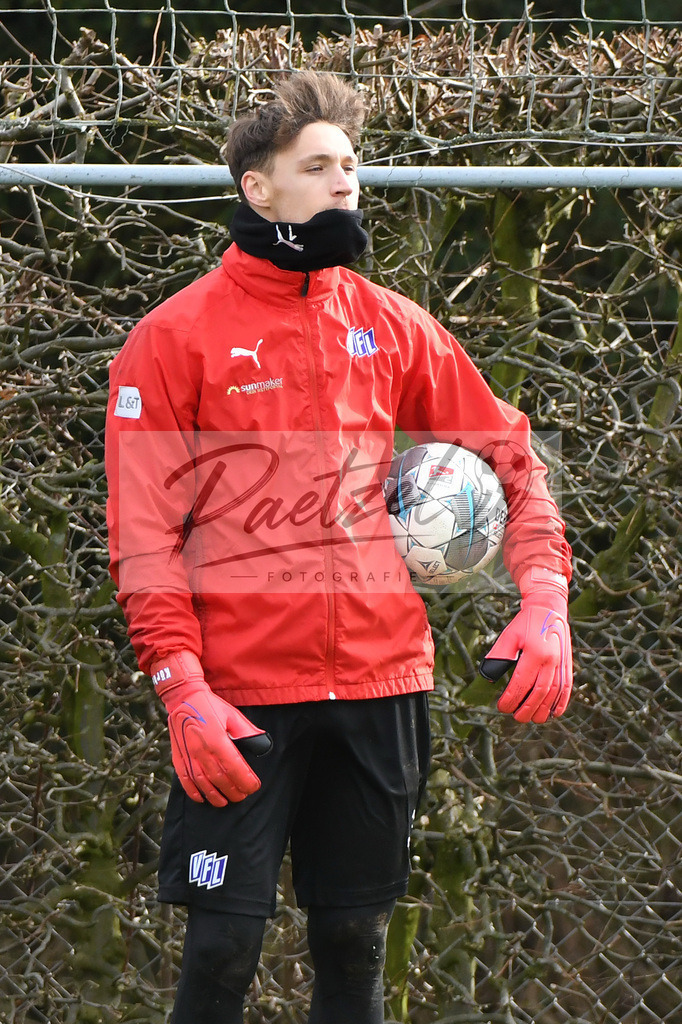 20200221_TRAOSN_0050 | Fussball, Herren: Torhueter Nils Koerber (VfL Osnabrueck) schaut waehrend der Trainingseinheit des VfL Osnabrueck im Sportpark Illoshoehe am 21.02.2020 in Osnabrueck, Deutschland. - Realisiert mit Pictrs.com