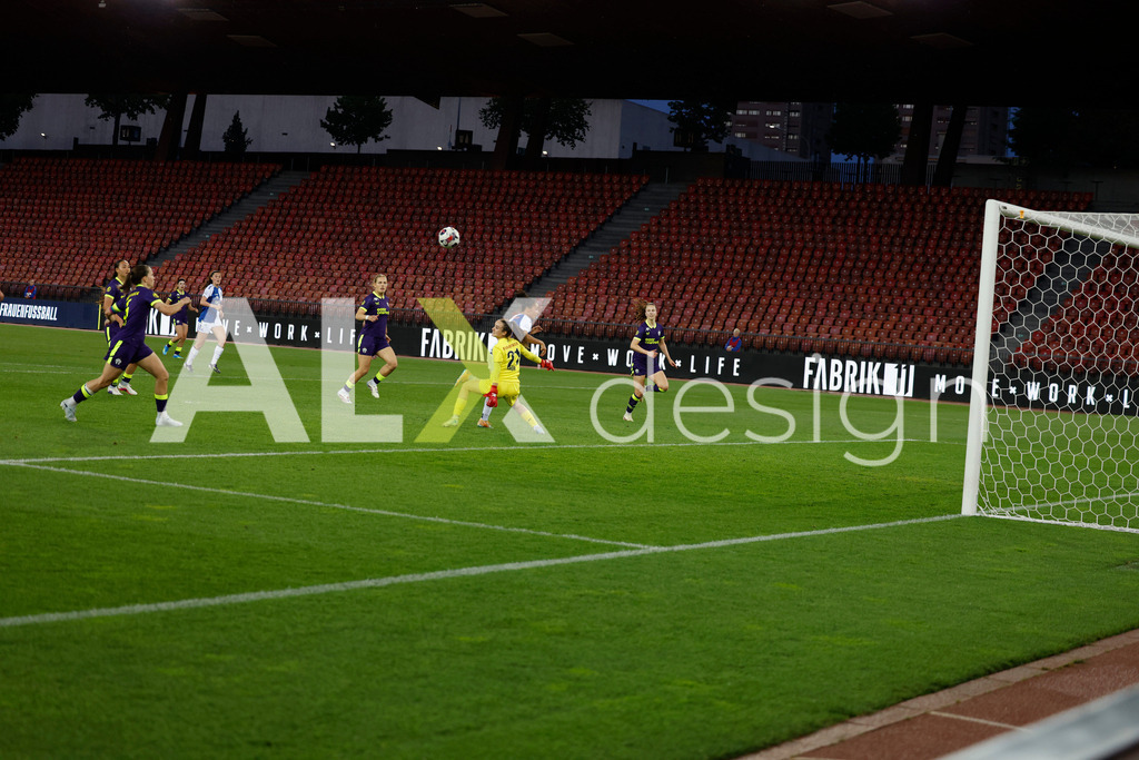 GC Zürich vs FC Zürich - AXA Women’s Super League Playoffs - Stadion Letzigrund | RIANA GMÜR of FC Zürich save during the AXA Women’s Super League Playoffs quarter-final second leg between GC Zürich and FC Zürich at Stadion Letzigrund, Zurich, Switzerland. - Realisiert mit Pictrs.com
