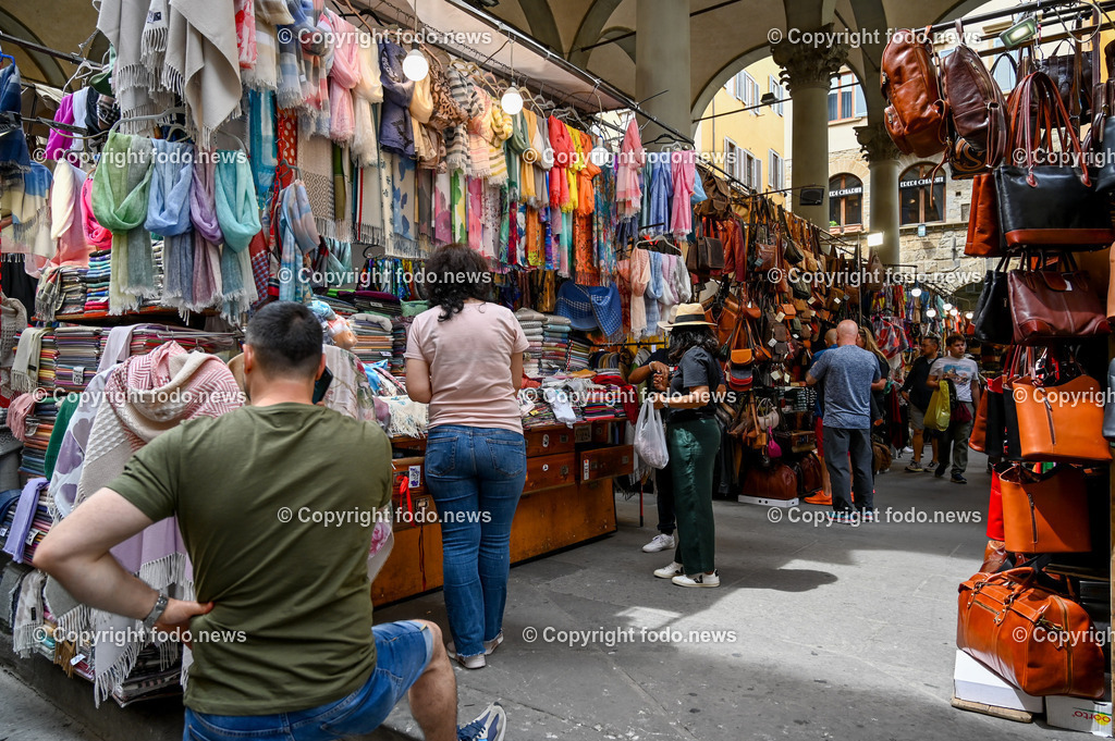 Italien_ Toscana_ Florenz_ 30.05.2024-365 | 30.05.2024, Italien, ITA, Toskana, Florenz im Bild Stadtansichten, Gebäude, Architektur, Touristen, Historisch, Souvenir, Altstadt, Museum, Statuen, Skulpturen, Piazza della Signoria, Statue David, Palazzo Vecchio, Neptunbrunnen, Piazza della Repubblica, Ponte Vecchio, Brücke, Uffizien, Kathedrale Santa Maria del Fiore, Arno, Fluß


Florenz, Firenze, ist eine italienische Großstadt. Nach Einwohnern ist sie die achtgrößte Stadt Italiens. Florenz ist die Hauptstadt sowie größte Stadt der Region Toskana und der Metropolitanstadt Florenz, in der etwa eine Million Menschen leben. Florenz ist für seine Geschichte berühmt. Leonardo da Vinci verbrachte große Teile seiner Jugend in Florenz, Michelangelo fand Unterschlupf in der Kirche der Medici, Galileo Galilei wohnte als Hofmathematiker in den Palästen der Medici. Von 1865 bis 1871 war die Stadt die Hauptstadt des neu gegründeten Königreichs Italien. Das historische Zentrum von Florenz zieht Jahr für Jahr Millionen von Touristen an. Die historische Innenstadt wurde von der UNESCO im Jahre 1982 zum Weltkulturerbe erklärt. 
Quelle: Wikipedia
