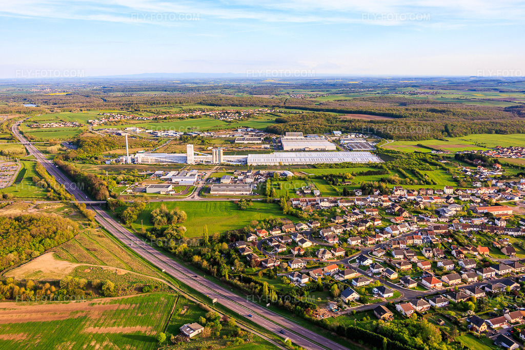 Aerial view: AGC Glass glassworks Seingbouse SAS with large open-field PV system in Seingbouse in the state Moselle, France.Photo: IMG_154681.jpg taken on 04/17/2026 by Werner Riehm/FLY-FOTO.comResolution of the original: 5818 x 3879 pxAGC Glass Europe