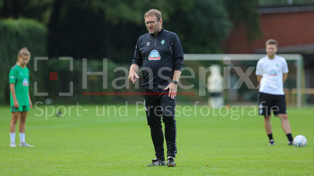 Fussball, Google Pixel Frauen-Bundesliga, Training SV Werder Bremen | v.li.: Thomas Horsch (Trainer, Cheftrainer, SV Werder Bremen) gibt Anweisungen, gestikuliert, mit den Armen gestikulieren