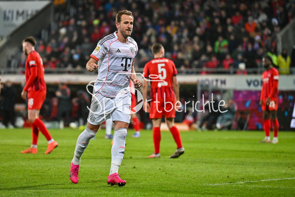 1. FC Heidenheim - FC Bayern München | HEIDENHEIM, GERMANY - 21. DECEMBER: Jubel der Bayern nach dem Treffer zum 0-4 durch Harry KANE (FC Bayern Munich 9) / Tor / Torschuetze / Freude / Happy / während dem Bundesligamatch zwischen dem 1. FC Heidenheim und dem FC Bayern München am 15. Spieltag in der Voith-Arena / DFL REGULATIONS PROHIBIT ANY USE OF PHOTOGRAPHS AS IMAGE SEQUENCES AND/OR QUASI-VIDEO