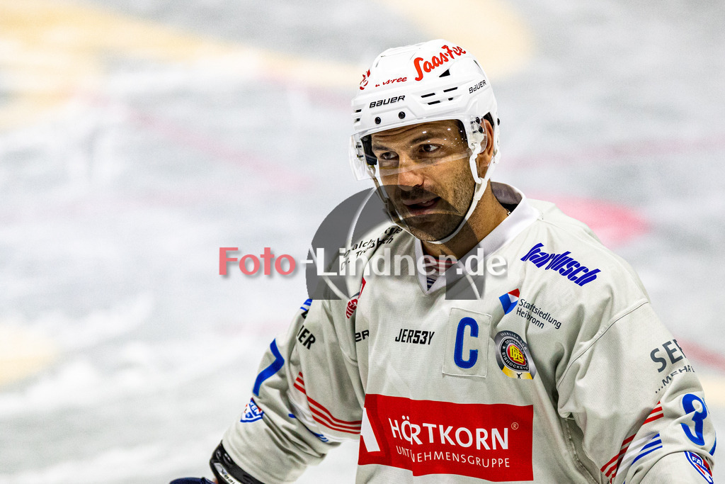 EC Peiting vs Heilbronner Falken | Eishockey Oberliga Süd 2023/2024, EC Peiting vs Heilbronner Falken,
Frederik CABANA (HNF 37) Portrait,
2023-10-06 in Peiting (Eisstadion)
37 Frederik CABANA (HNF 37)
Copyright: WolfgangxLindner foto-lindner.de