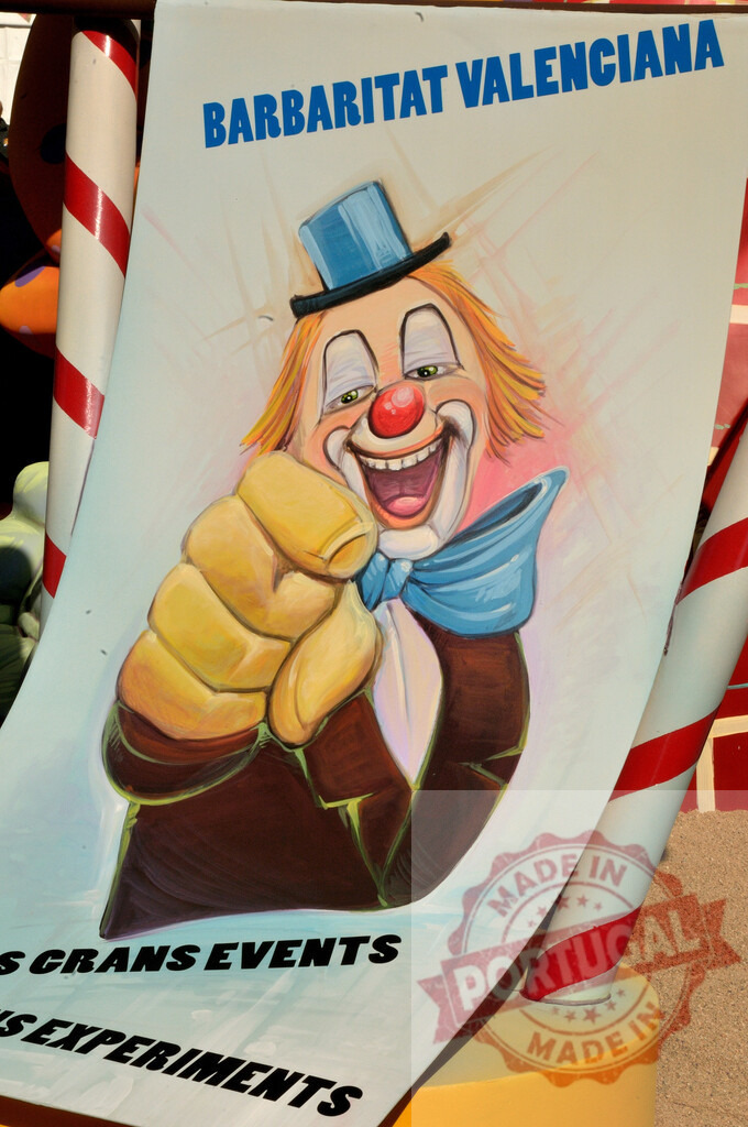 Barbaritat Valenciana clown pointing and smiling at viewer. Fallas Fiestas Communidad Valenciana | Cartoon clown inviting and advertising Barbaritat Valenciana event - Realisiert mit Pictrs.com