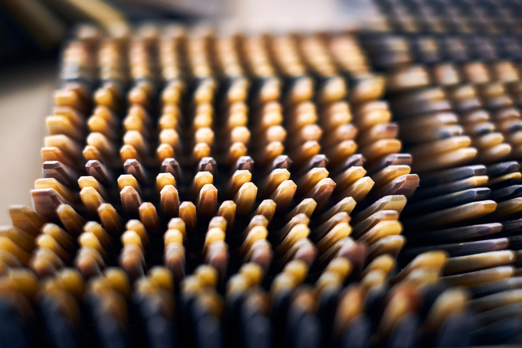 Hornmanufaktur, Detail eines Hornkammes | Wien, Austria - August 09, 2022; Hornmanufaktur Thomas Petz; Detail eines Hornkammes. - Realisiert mit Pictrs.com