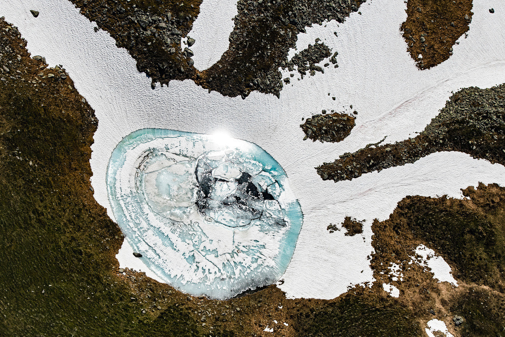 dr__0026619.jpg | MITTERSILL 25.06.2019 Senkrecht- Luftbild aus der Satelliten- Perspektive der winterlich schneebedeckte Wasseransammlung der Schneeschmelze in einem Gebirgsmassiv der Alpen in Mittersill in Tirol, Österreich. // Vertical aerial view from the satellite perspective of the wintry snowy snowmelt water accumulation in a massif of the Alps in Mittersill in Tirol, Austria. Foto: Daniel Reiter