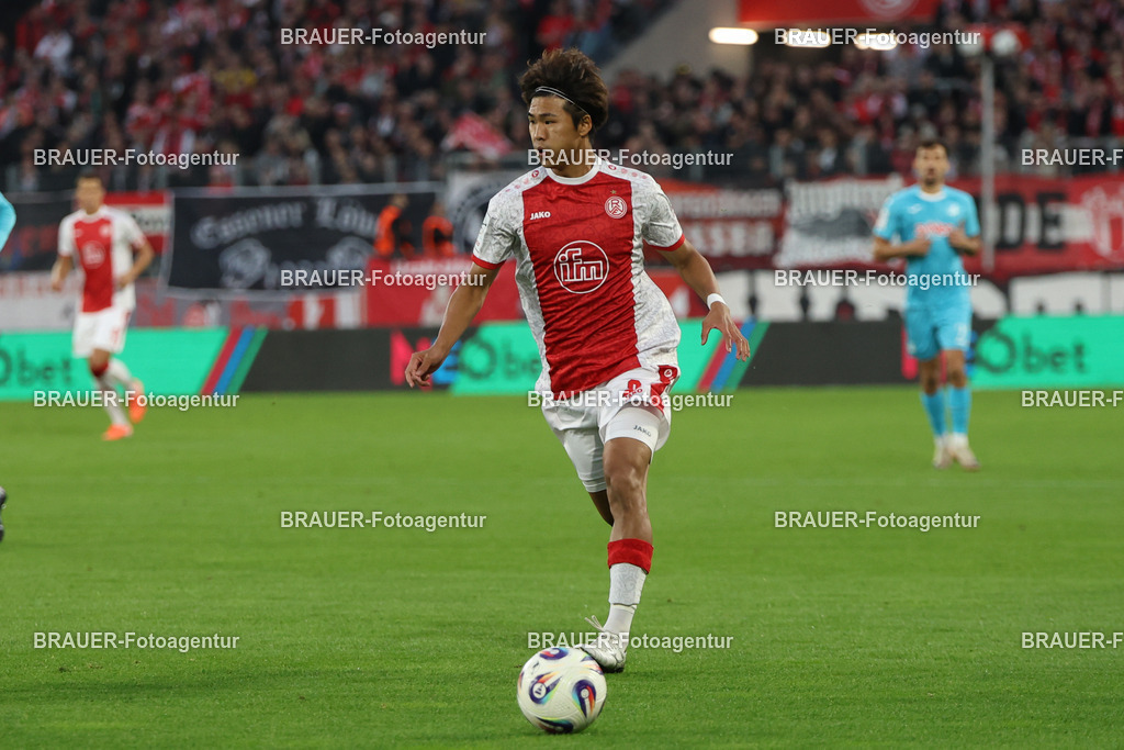 Rot-Weiss Essen - Hansa Rostock | Essen, Deutschland, 01.10.2025 Kaito Mizuta  (Rot-Weiss Essen) einzelaktionwährend des 3.Liga Spiels zwischen  Rot-Weiss Essen und TSG Hoffenheim u23 am 20.09.2025 im Stadion an der Hafenstraße in Essen. (Foto von Timo Bluhmki-Schmidt/Brauer Fotoagentur