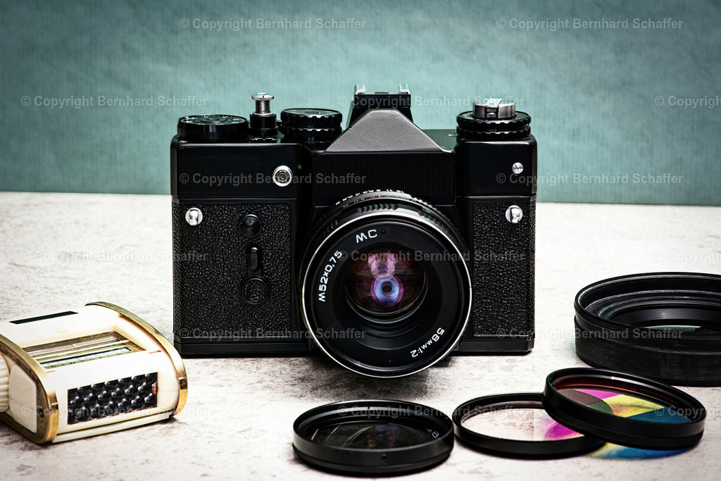 KB Kamera Vintage | Nostalgische Spiegelreflexkamera mit Filtern und Belichtungsmesser als Zubehör. - Realisiert mit Pictrs.com