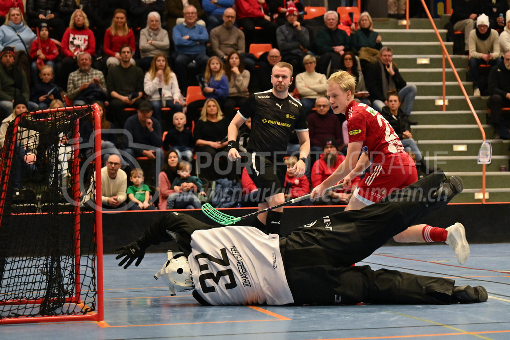 Strängnäs IBK vs FBC Kalmarsund Ungdom - 6. =January= 2024 | Strängnäs IBK vs FBC Kalmarsund Ungdom
Thomas Arena, Strängnäs
Pelle Hansson (#29 Strängnäs IBK) scores against Victor Johansson-Steen (#32 FBC Kalmarsund Ungdom).
Bild: Sportfotografie Markus Aeschimann | www.markus-aeschimann.ch - Realisiert mit Pictrs.com