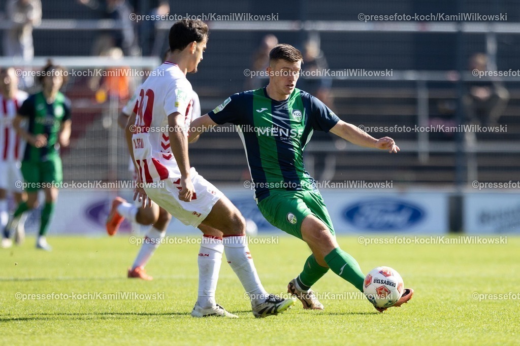 xKWI27092501022 | 27.09.2025, xkwix, Fußball, Regionalliga West, 1. FC Köln U23 - FC Gütersloh, Geißbockheim Franz-Kremer-Stadion: Mikail Özkan (1. FC Köln U23 #30) im Zweikampf gegen Aleksandar Kandic (FC Gütersloh #27)