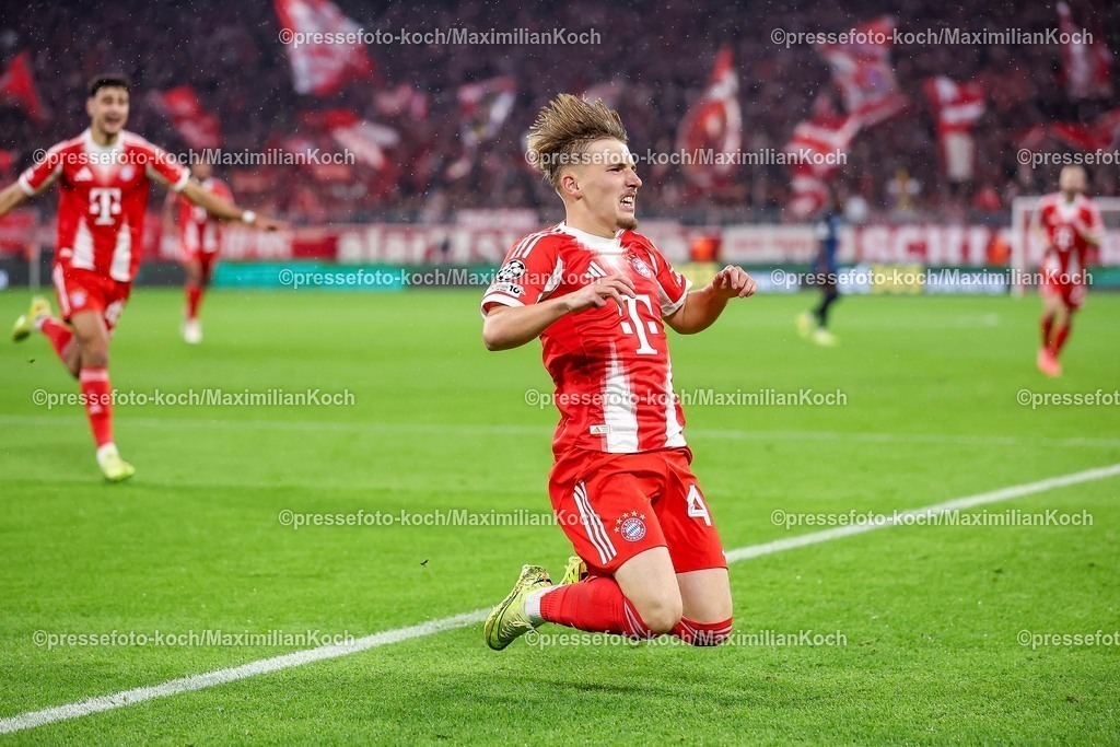 UCL22102501030 | 22.10.2025, Fußball, UEFA Champions League, FC Bayern München - Club Brügge, Allianz Arena, Saison 2025 2026: Torjubel nach dem Tor zum 1:0 durch Torschütze Lennart Karl&nbsp;(FC Bayern Muenchen #42) Regulations prohibit any use of photographs as image sequences and or quasi-video.