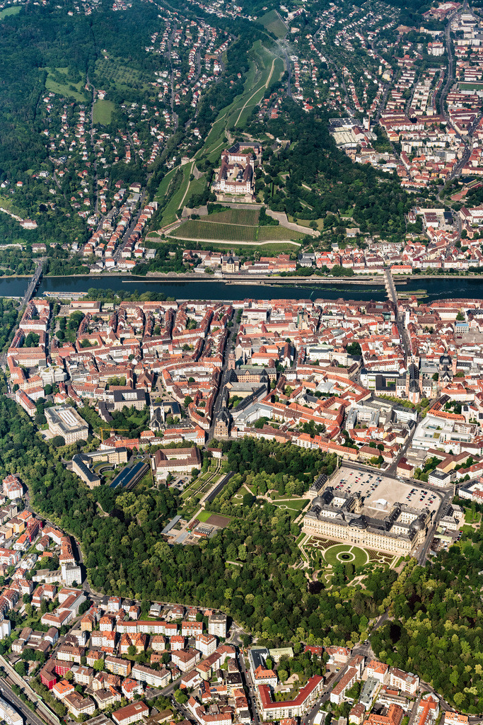 dr__0024202.jpg | WüRZBURG 17.06.2019 Stadtansicht am Ufer des Flußverlaufes Main, im Vordergrund die Residenz mit dem Hofgarten im Hintergrund die Festung Marienberg in Würzburg im Bundesland Bayern, Deutschland. // City view on the river bank Main in Wuerzburg in the state Bavaria, Germany. Foto: Daniel Reiter