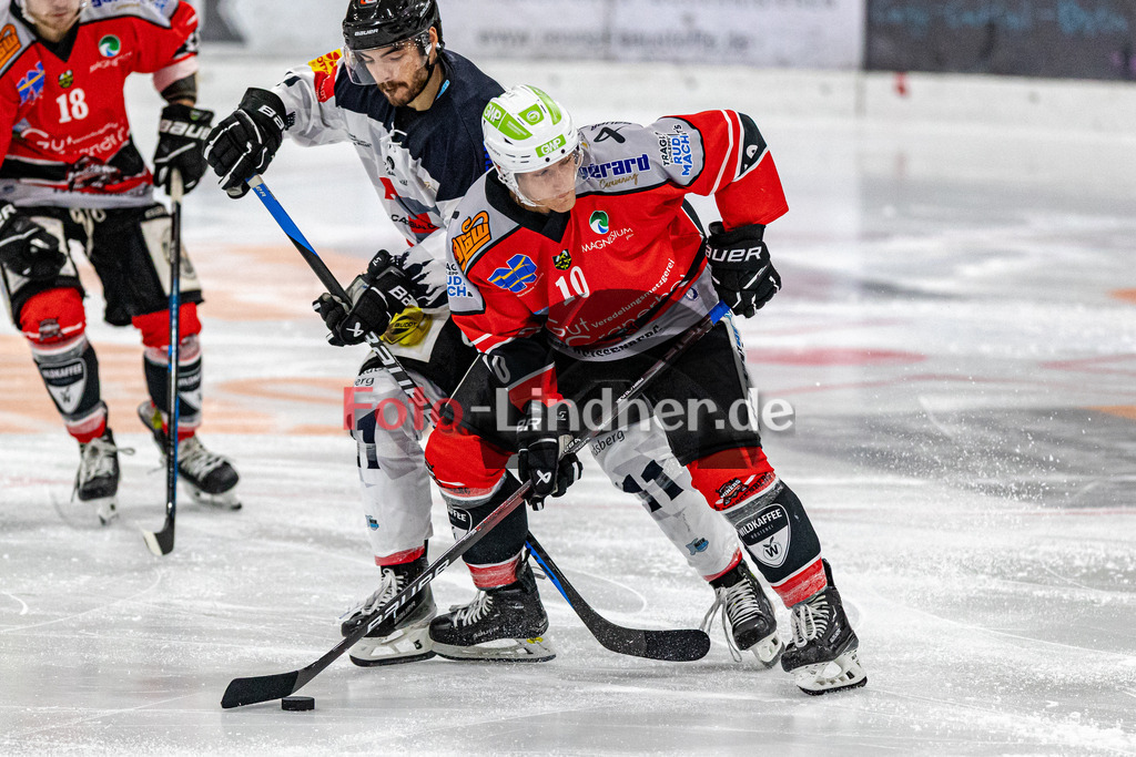 TSV Peißenberg Miners vs HC Landsberg Riverkings | Eishockey Bayernliga 2023/2024, TSV Peißenberg Miners vs HC Landsberg Riverkings,
Kampf um den Puck Jakob HEIGL (Miners 10) und Luka ULAMEC (HCL 11),
2023-10-22 in Peißenberg (Eisstadion)
11 Luka ULAMEC (HCL 11), 10 Jakob HEIGL (Miners 10)
Copyright: WolfgangxLindner foto-lindner.de