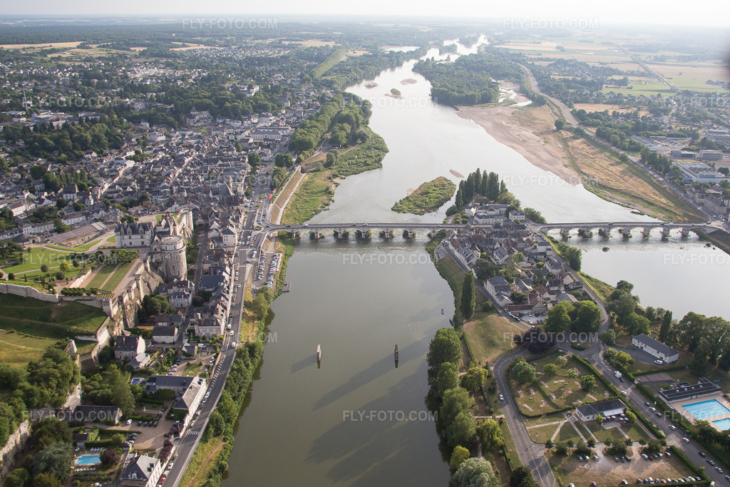 Aerial view: View of the town in Amboise in the state Indre et Loire, France.Photo: IMG_082369.jpg taken on 06/20/2015 by Werner Riehm/FLY-FOTO.comResolution of the original: 4916 x 3277 px
