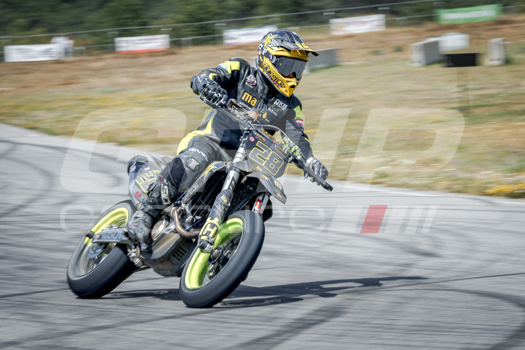 SuperMoto_Staatsmeisterschaft_Fuglau-794 | GRIPcapture steht für authentische Sportfotografie in Österreich – für Momente, die mehr sind als Geschwindigkeit oder Ergebnis. Es geht um Emotion, Spannung, Fokus und den Augenblick, der oft nur einen Wimpernschlag dauert.Ob Motorsport, Teamsport oder 