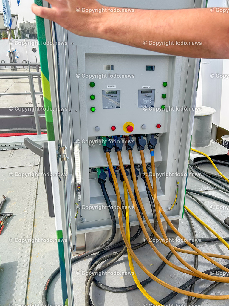 Linz AG_ Landstrom fuer Kabinenschiffe_ 09.04.2024-2 | 09.04.2024, Linz, AUT, Donaulaende, im Bild Linz AG, Landstrom fuer Kabinenschiffe, Stromversorgung, Verteiler, Stecker, Kabel, Kreuzfahrtschiffe, Tourismus, Donau, Anlegestelle