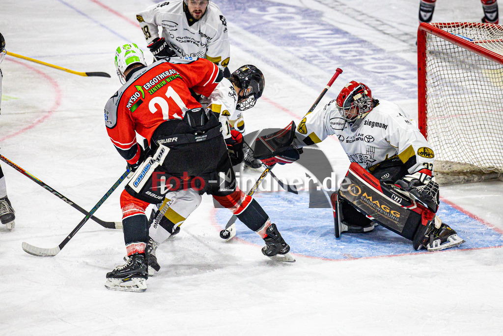 TSV Peißenberg MINERS gegen EHC Königsbrunn PINGUINE | Eishockey Bayernliga Herren Playoffs Viertelfinale 2024/25 - Spiel 2 von 7, TSV Peißenberg MINERS gegen EHC Königsbrunn PINGUINE, 20250209,Florian SEELMANN (MINERS 21) vor dem Tor,2025-02-09 in Peißenberg (Eisstadion Peißenberg)Florian SEELMANN (MINERS 21), Stefan VAJS (EHC Goalie 32)Copyright: WolfgangxLindner foto-lindner.de