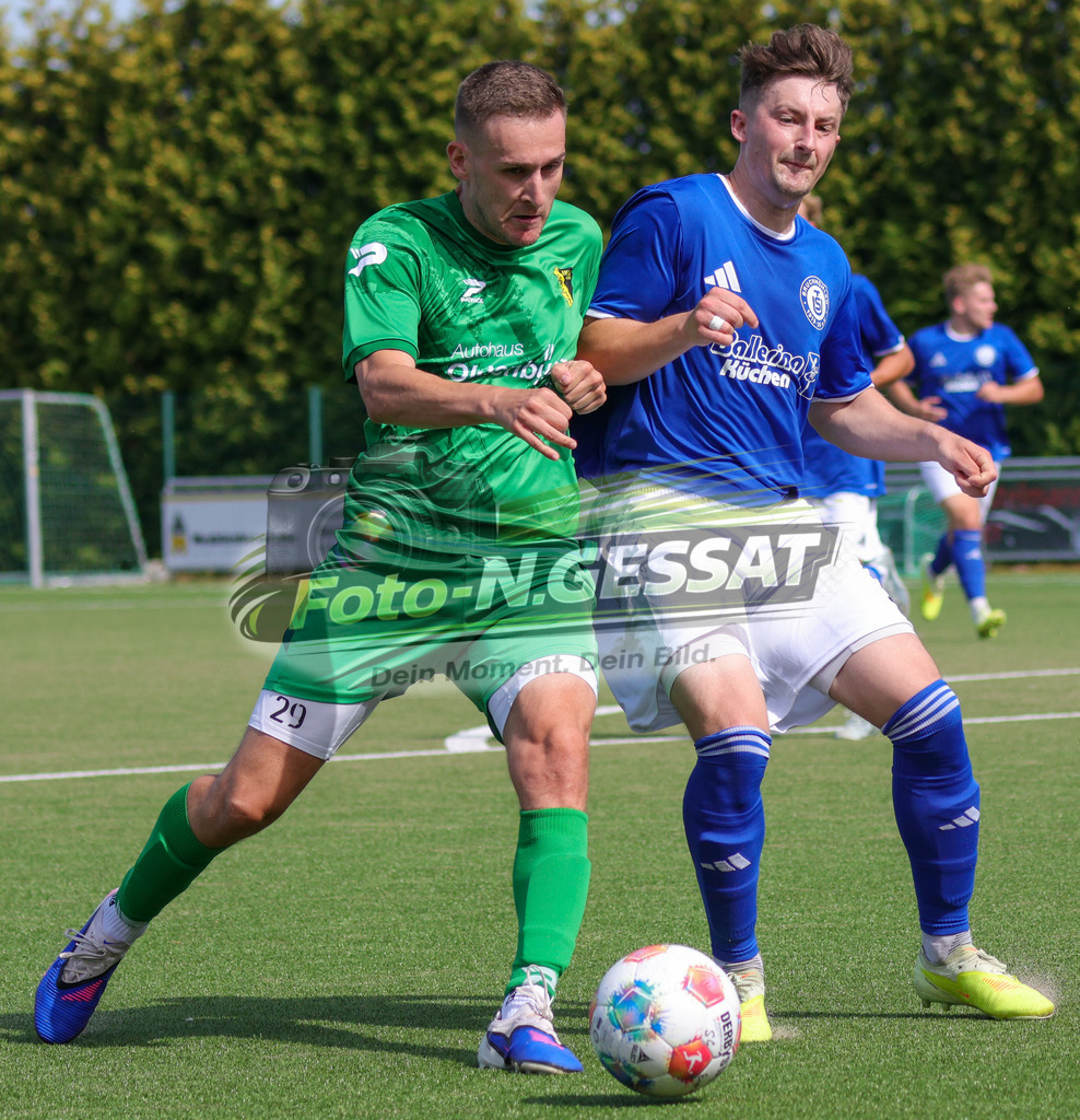 SC Enger - TuS Bruchmühlen | Auf dem Bild zu sehen: grün SC Enger: Brian Rhys Davies ; blau TuS Bruchmühlen: Alexander Nowak Bünder SV, TuS Bruchmühlen II, Saison 26/27, Kreisliga A, Enger, Deutschland - Realisiert mit Pictrs.com