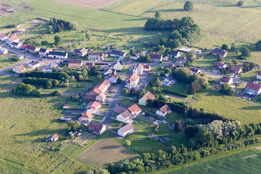 Vue aérienne: Vue de la ville à Hassenburg dans le département Moselle, France. Photo: IMG_107387.jpg prise le 19/05/2018 par Werner Riehm/FLY-FOTO.euRésolution de l'original: 5472 x 3648 px