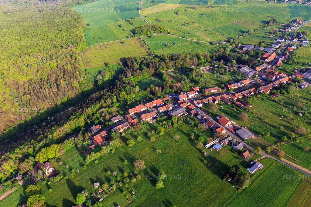 Vue aérienne: Vue de la ville depuis le sud-est à Ratzwiller dans le département Bas Rhin, France – .Photo: IMG_140647.jpg prise le 01/05/2024 par Werner Riehm/FLY-FOTO.eu – Résolution de l'original: 5081 x 3388 px