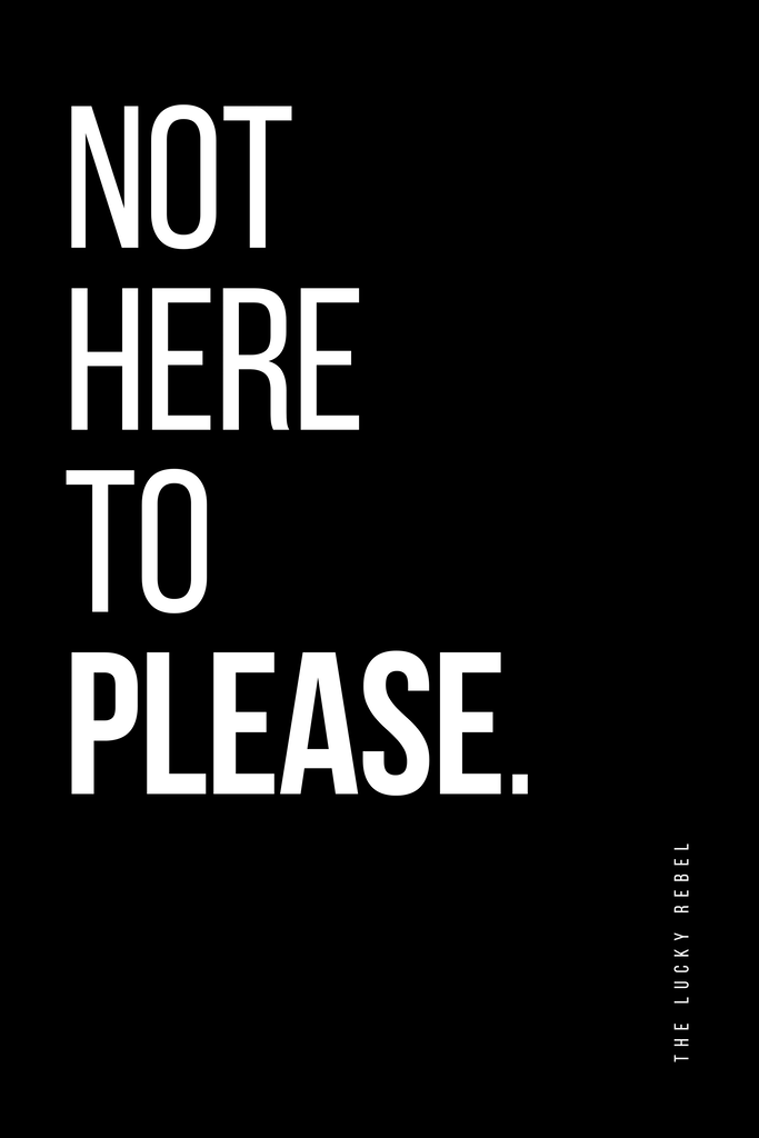 Poster: THE LUCKY REBEL – STATEMENTS – Not Here To Please | Minimalistisches Typografie Poster mit der Aussage „Not Here To Please“ in weiß auf schwarz, linksbündig gestaltet mit vertikalem Schriftzug „The Lucky Rebel“. - Realisiert mit Pictrs.com