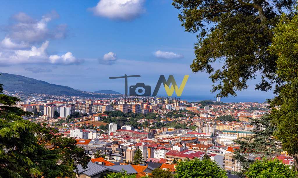Bunter Ausblick über die Dächer von Vigo-Panorama,Meerblick | Das Bild zeigt einen bunten Ausblick über die Dächer von Vigo mit Meerblick, wie es im Text beschrieben wird. Vigo ist eine große Hafen- und Industriestadt in der Region Galicien im Nordwesten Spaniens. Allgemeine Informationen zu VigoLage: Die Stadt liegt an der Ría de Vigo, einer Meeresbucht, die durch die vorgelagerten Cíes-Inseln geschützt wird.Bedeutung: Vigo verfügt über einen der größten natürlichen Häfen Spaniens und die weltweit größte Bedeutung bei der Versorgung mit Meeresprodukten für den menschlichen Verzehr. Es ist auch ein wichtiger Standort für die Fischereiflotte - Realisiert mit Pictrs.com
