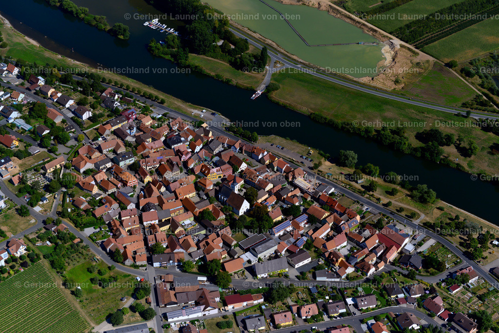 3650282 | OBEREISENHEIM 31.08.2016 Ortsansicht am Rande von landwirtschaftlichen Feldern und Nutzflächen  in Obereisenheim im Bundesland Bayern, Deutschland // Village view on the edge of agricultural fields and land  in Obereisenheim in the state Bavaria, Germany Foto: Gerhard Launer