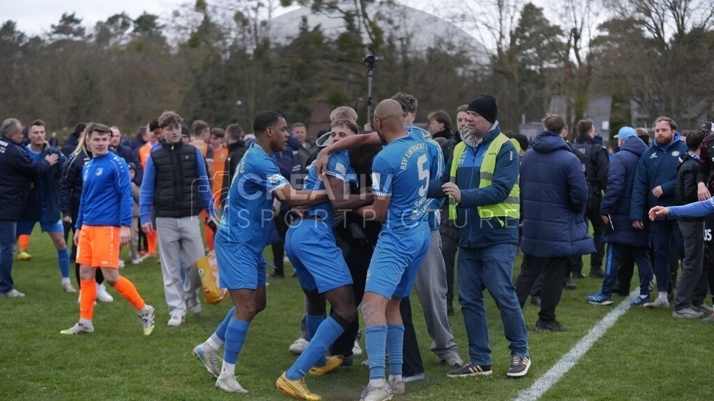Fußball, Herren, Saison 2025/2026, Landespokal Brandenburg, Halbfinale, RSV Eintracht 1949 vs. VfB 1921 Krieschow, Samstag 28.03.2026, Sportplatz-Heinrich-Zille-Straße | Fußball, Herren, Saison 2025/2026, Landespokal Brandenburg, Halbfinale, RSV Eintracht 1949 vs. VfB 1921 Krieschow, Samstag 28.03.2026, Sportplatz-Heinrich-Zille-Straße, Im Bild: Rassismus Vorwürfe und Tumulte nach Abpfiff erfordern eingreifen der Polizei - Realisiert mit Pictrs.com