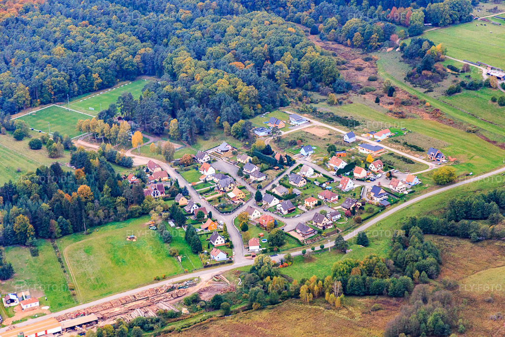 Luftbild: Rue du Stade in Dambach im Bundesland Bas-Rhin in Frankreich. – Foto: IMG_084655.jpg vom 23.10.2015 durch Werner Riehm/FLY-FOTO.de – Auflösung des Originals: 5472 x 3648 px