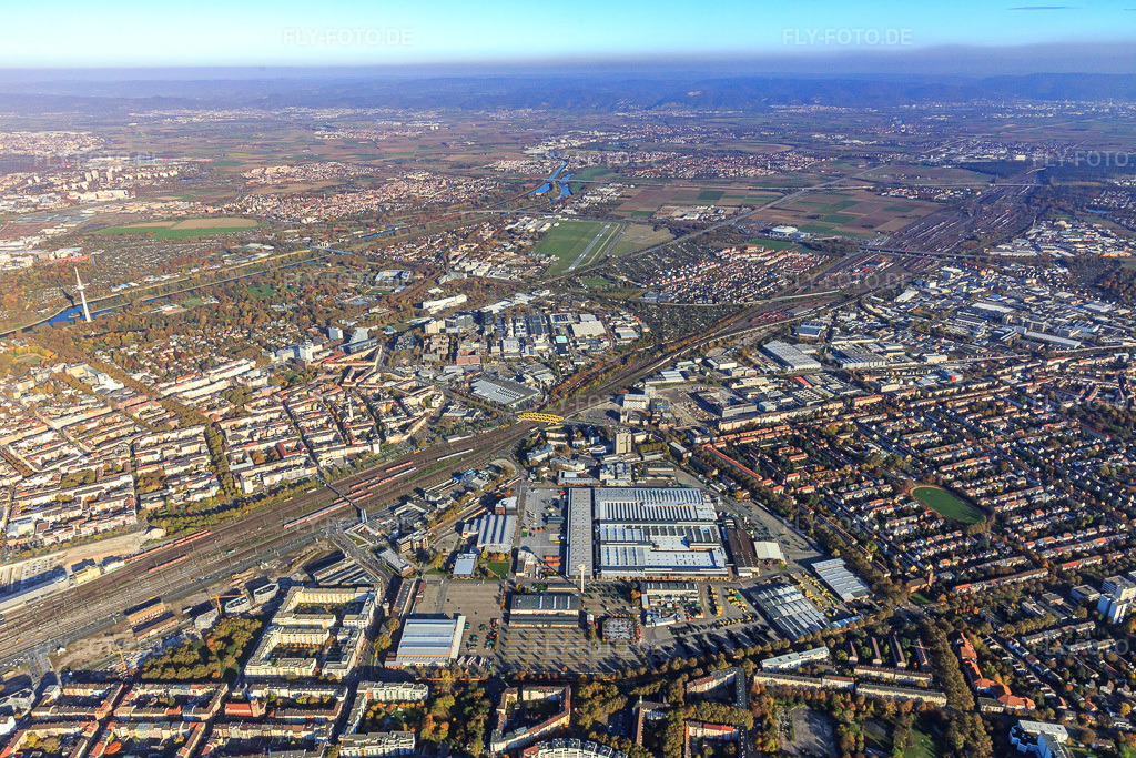 Luftbild: Firmengelände der John Deere GmbH & Co KG zwischen Meeräckerstraße, Speyerer Straße und Bahngleisen im Ortsteil Lindenhof in Mannheim im Bundesland Baden-Württemberg in Deutschland. Foto: IMG_095430.jpg vom 30.10.2016 durch Werner Riehm/FLY-FOTO.deJohn Deere DE