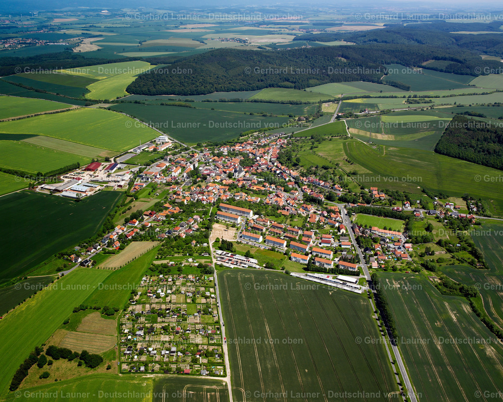 2634330 | BISCHOFFERODE 09.06.2006 Stadtansicht vom Stadtrand angrenzend an landwirtschaftliche Feldern  in Bischofferode im Bundesland Thüringen, Deutschland // City view from the outskirts with adjacent agricultural fields  in Bischofferode in the state Thuringia, Germany Foto: Gerhard Launer