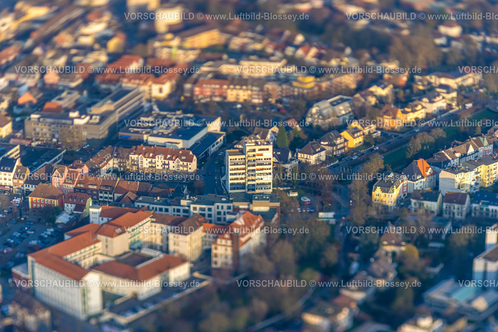 Hamm241201260 | ACHTUNG Fotos mit durch Tilttechnik objektivseits erzeugter partieller Unschärfe, Luftbild, City mit Universahaus Hochhaus Ostenwall, vorne das St. Marien-Hospital Hamm, Mitte, Hamm, Ruhrgebiet, Nordrhein-Westfalen, Deutschland