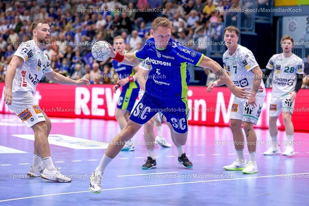 Gum30042601119 | 30.04.2026, Handball, 1. HBL, VfL Gummersbach - Frisch Auf! Göppingen, Saison 2025 / 2026 Herren, Schwalbe-Arena: Tilen Kodrin (VfL Gummersbach #05) wirft den Ball auf das Tor 