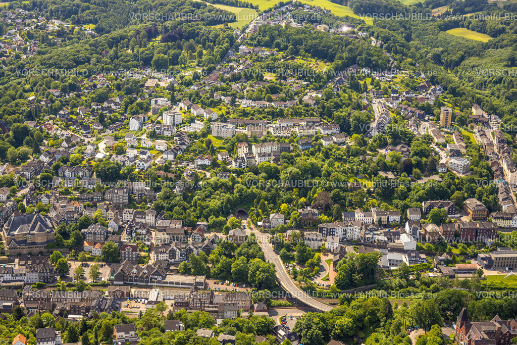 Velbert250600808Langenberg | Luftbild, Stadtansicht Eckeshagen mit Tunnel Velbert-Langenberg an der Dr.-Hans-Karl-Glinz-Straße Ecke Hauptstraße, historisches Bürgerhaus, Langenberg, Velbert, Ruhrgebiet, Nordrhein-Westfalen, Deutschland
