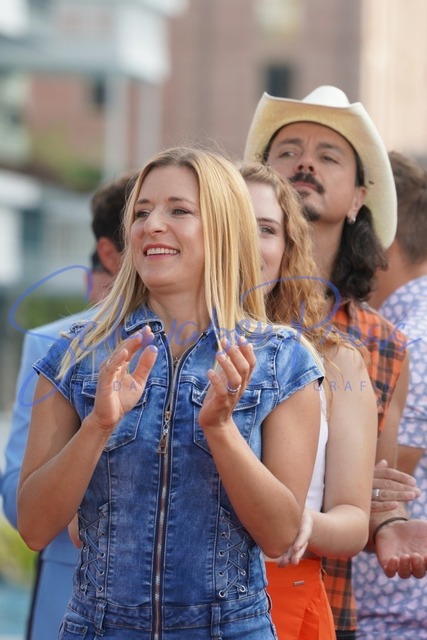 DSC09049 | Lanny Lanner, Stefanie Hertel und Tochter Johanna Mross - Immer wieder sonntags, Folge 11
Stimmung und Emotionen bei der vorletzten Sendung, vor etwa 2500 Besuchrn. 
Deutschland, Rust, Europapark, 28.08.2022