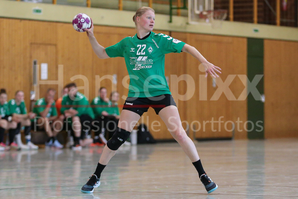 Handball, Testspiel Frauen, Buxtehuder SV - SV Werder Bremen | v.li.: Denise Engelke (SV Werder Bremen, 22) Freisteller am Ball, Einzelfoto, Spielszene, Aktion, Action