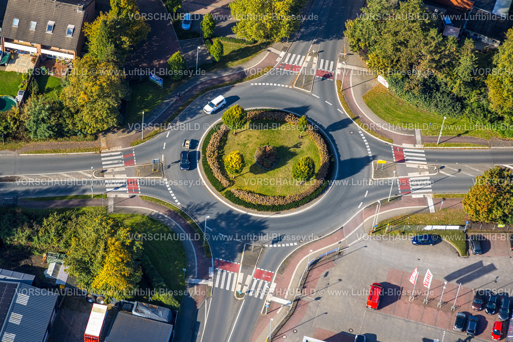 Selm241011598 | Luftbild, Straßenverkehr Kreisverkehr mit vier Bäumen Münsterlandstraße und Ludgeristraße, Selm, Münsterland, Nordrhein-Westfalen, Deutschland