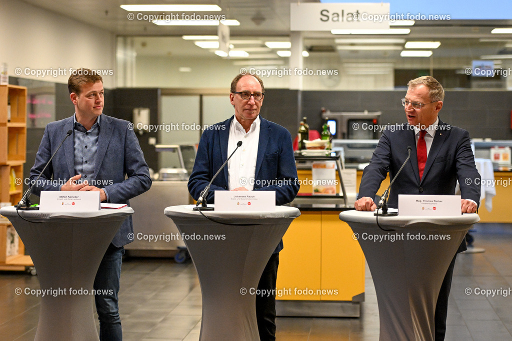 Pressekonferenz mit BM Rauch_ LH Stelzer_ LR Kaineder_ Mehr Transparenz am Teller_ 24.04.2023-2 | 24.04.2023, LDZ Linz, AUT, Pressekonferenz Pressekonferenz mit BM Rauch, LH Stelzer, LR Kaineder, Mehr Transparenz am Teller – Verpflichtende Herkunftskennzeichnung in der Gemeinschaftsverpflegung kommt und staerkt heimische Landwirtschaft – Betriebskueche des Landes Ooe informiert seit Jahren und ist Vorbildbetrieb bei Umsetzung, im Bild LR Stefan Kaineder (Die Gruenen), BM Johannes Rauch (Die Grünen, Soziales, Gesundheit, Pflege und Konsumentenschutz), LH Thomas Stelzer (VP)